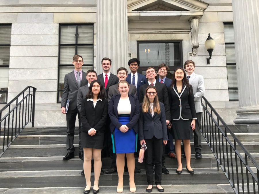 Last+years+Mock+Trial+Team+on+the+Courthouse+steps.+
